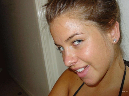 Sizzling Hot Young Lady: Explicit and Provocative Amateur Photos