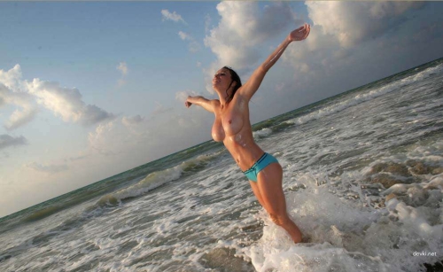 XXX Busty Amateur Beach Babes: Explicit Photos for Adults Only