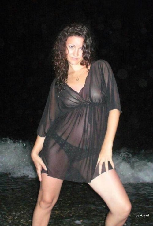 Hot Amateur Babe Goes Commando in Explicit Nude Photoshoot - XXX Content