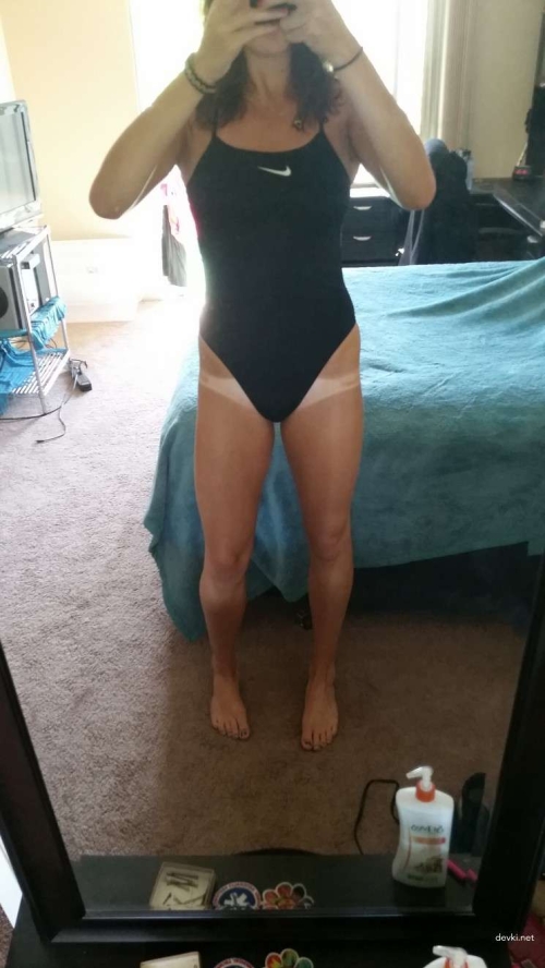 Sizzling Amateur Pics: Seductive Tan Lines and Naked Skin on Display