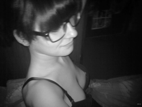 XXX Amateur Nude Selfies: Hot Babe's Explicit Photo Shoot