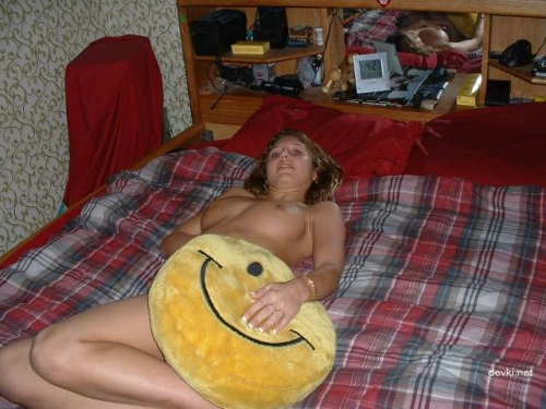 Amateur Nude Babe on Bed: Explicit Hot Beauty Photo