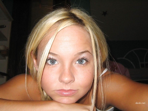 Teen Amateur Pussy Exposed in Explicit Porn Photo