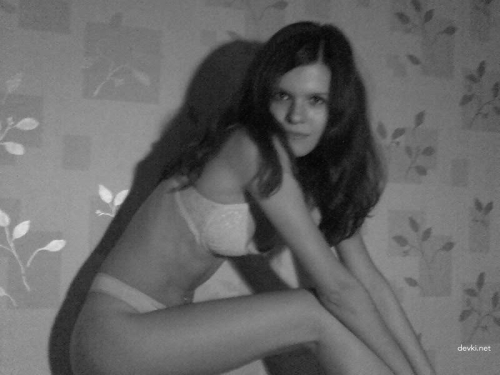 XXX Black and White Amateur Photoshoot: Hot Chick Poses Seductively
