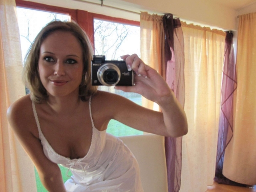 Explicit Amateur Girl's Erotic Photoshoot: Unleashing Her Sensual Side