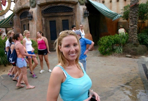 Amateur Double Penetration: Hot Babe Sucks and Fucks Two Cocks at Once