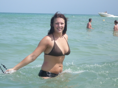 Raw Amateur Porn: Wild Resort Girl's Explicit Escapades in Steamy Photo Shoot