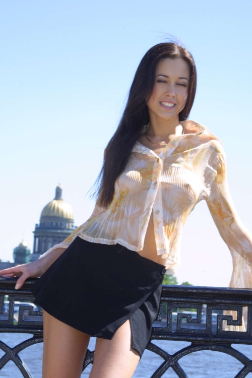Raw Outdoor Nude Amateur Girl Exposed in City - Uncensored Explicit Photos