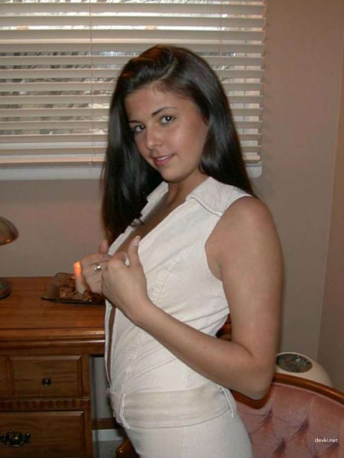 Amateur Nude Girl Exposes Wet Pussy in Explicit Photo