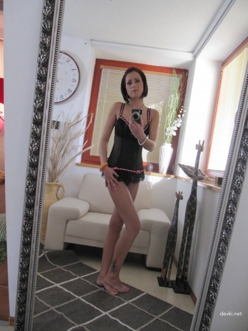 Sizzling Selfies: Amateur Babe Flaunts Her Hot Body in Front of Mirror