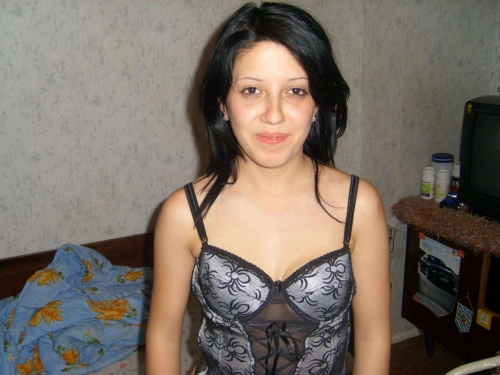 XXX Amateur Nude Brunette Bed Photo Shoot: Explicit and Raw