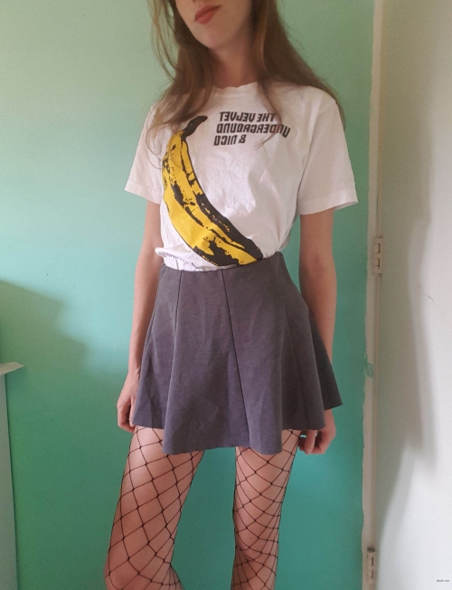 Skinny Chick Exposes Tight Pussy: Explicit Amateur Photo