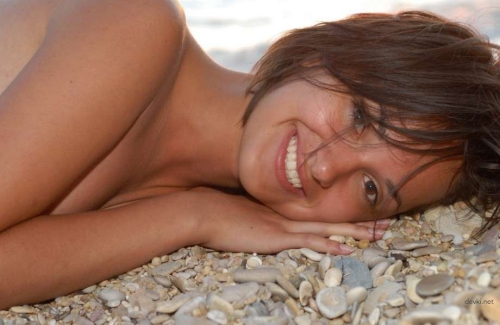 Seductive Nude Beach Beauty: Amateur Babe Poses Naked by the Sea
