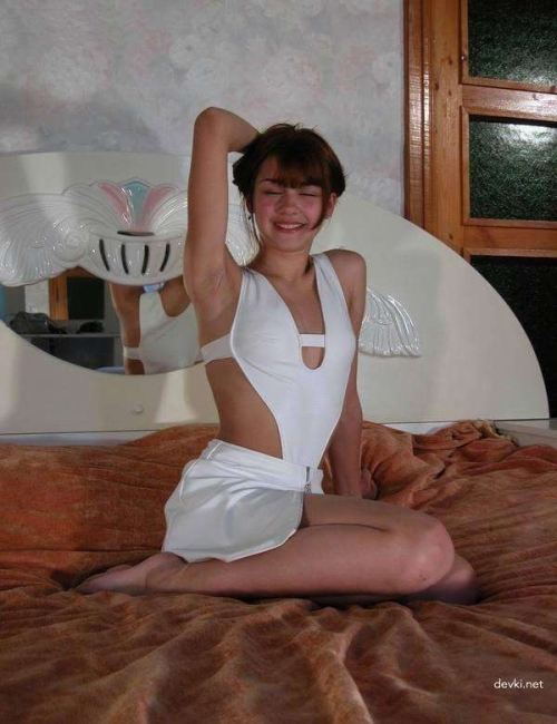 Hot Skinny Girlfriend's Explicit Amateur XXX Pics - Intimate and Provocative