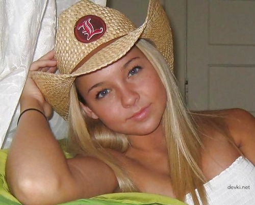 Teen Amateur Pussy Exposed in Explicit Porn Photo