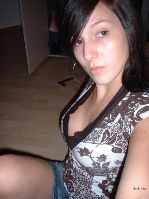 Raw Close-Up: Uncensored Amateur Girl Exposes Pussy - Explicit Shot