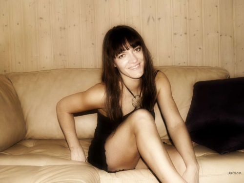Explicit Amateur Photoshoot: Seductive Guy Poses to Seduce Girl