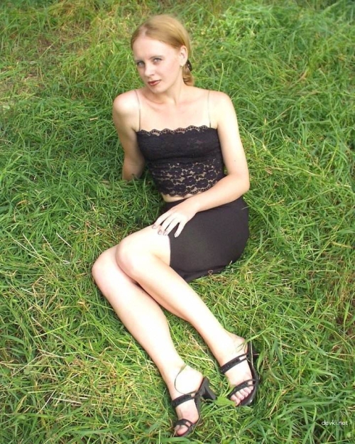 Hot Amateur Chick Exposing Hairy Pussy Outdoors: Explicit XXX Photo