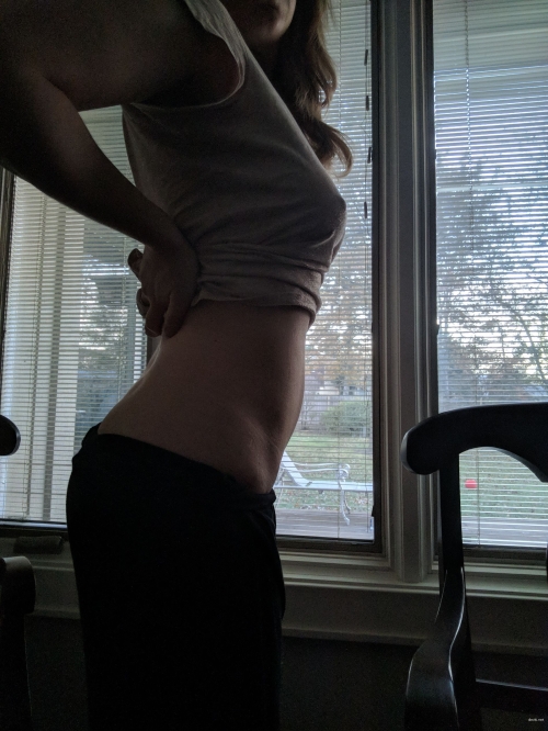 Hot MILF Flaunts Toned Figure - Uncensored Amateur Pic