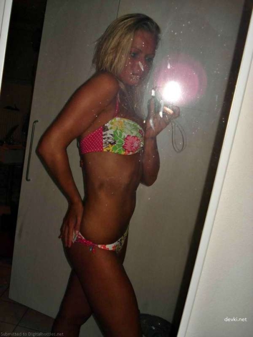 Blonde Amateur Nude Mirror Selfie - Explicit Amateur Photo Shoot with Busty Amateur Model