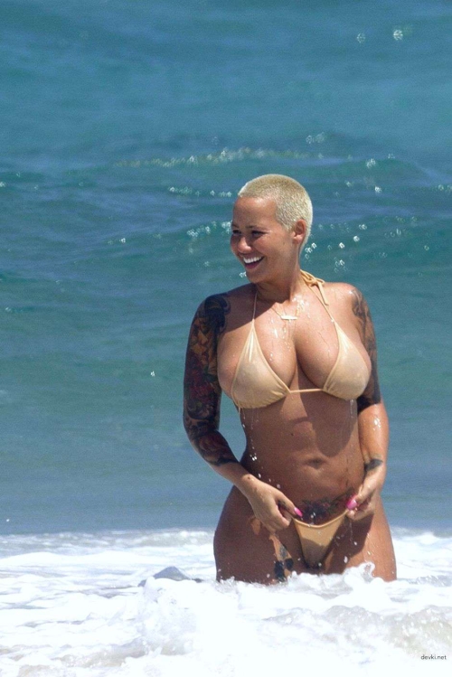 Hot BBW Babe Bares All: Explicit Curvy Woman Amateur Photo
