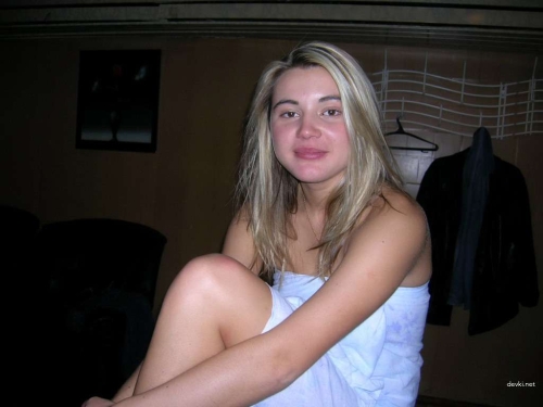 Intoxicated Woman Undresses Completely - Uncensored Homemade Pic