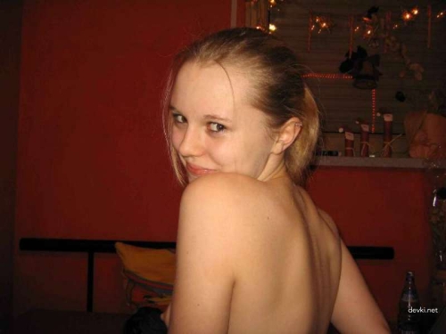 Steamy Private Pic: Busty Amateur GF Shows Off Seductive Curves
