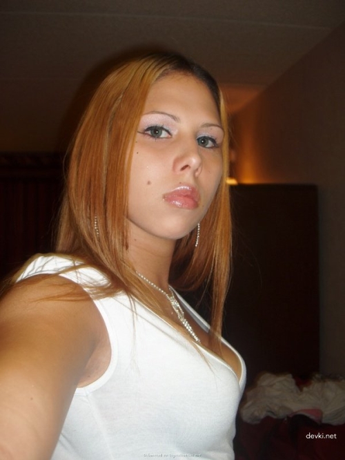 Amateur College Student Masturbates in Explicit Pussy Pic