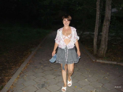 Hot Mature Milf Spreading Legs - Explicit Amateur Mom Showing Pussy