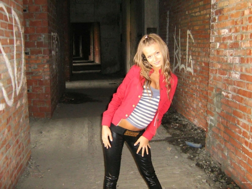 Steamy Amateur Beauty: Seductive Girl in Provocative Erotic Shot