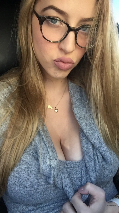XXX Busty Babe's Private Photos: Explicit Shots of Perfect Curves