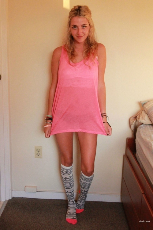 Sizzling Amateur Teen's Steamy Strip Tease at Home - Explicit and Sensual Seduction