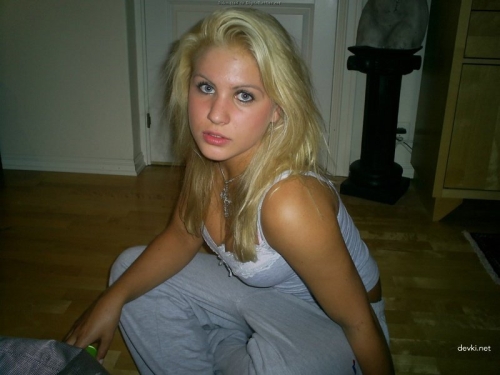 Extreme Anal Stretching: Teen Girl's Explicit Amateur Porn Photos