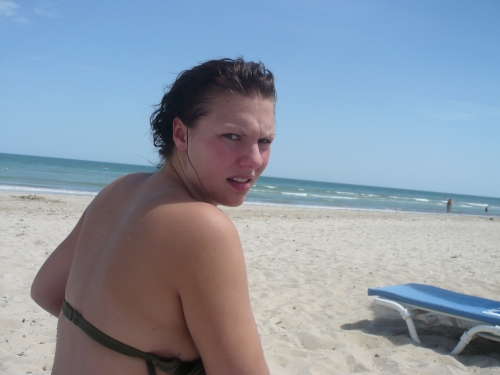 Raw Amateur Porn: Wild Resort Girl's Explicit Escapades in Steamy Photo Shoot