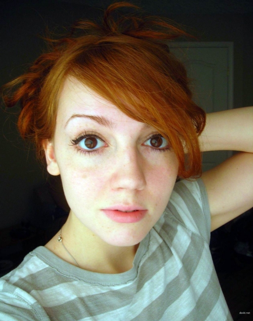 Hot Redhead Babe Exposing Bare Pussy in Raw Amateur Shoot