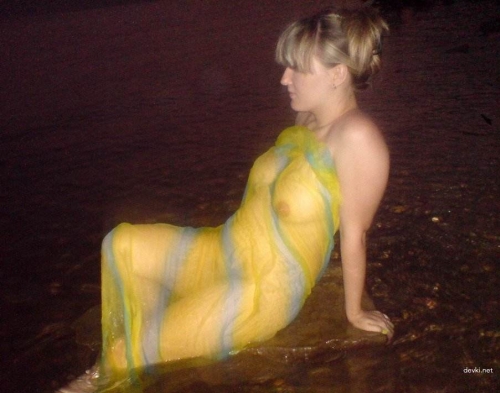 Sizzling Amateur Wife Vacation Pic - Uncensored and Steamy!