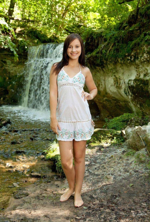 Explicit Outdoor Strip Tease: Naked Amateur Girl Smiling - XXX Photo