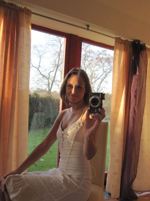 Explicit Amateur Girl's Erotic Photoshoot: Unleashing Her Sensual Side