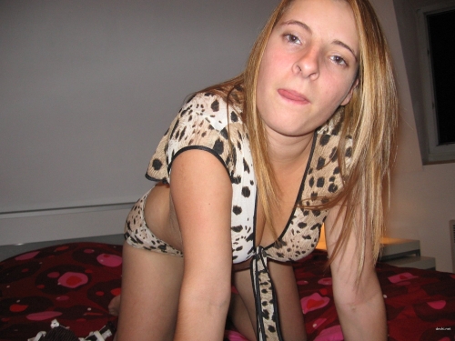 Sultry Amateur Babe Strikes Erotic Poses in Steamy Photo Shoot