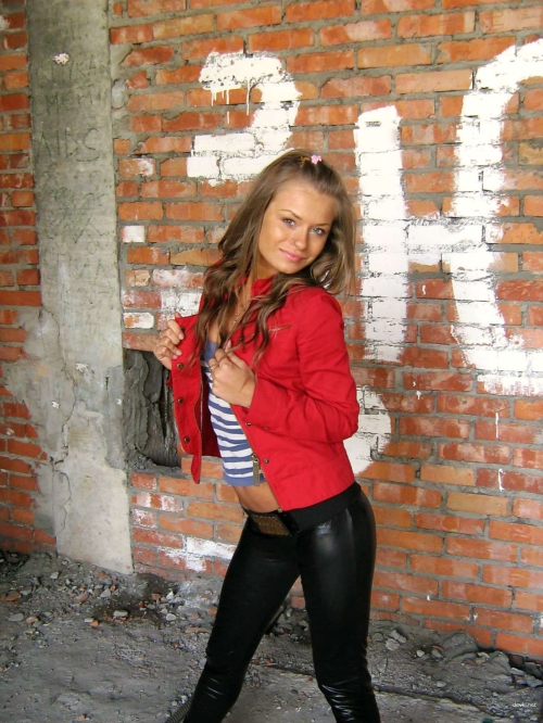 Explicit Teen Nude Photoshoot: Amateur Beauty Poses Seductively on Ruins