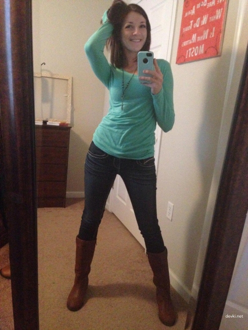 Amateur Nude Selfies: Explicit Strip Tease in Mirror - Hot Naked Selfies