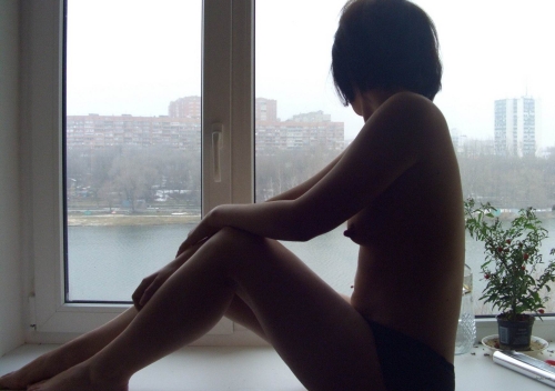 Sensual Amateur Brunette in Explicit Home Photos - Hot and Uncensored!