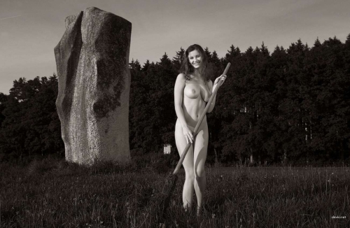 Explicit Amateur Erotica: Sensual Beauty in Provocative Photos