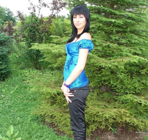 Explicit Naked Brunette No Panties: Hot Amateur Park Photo