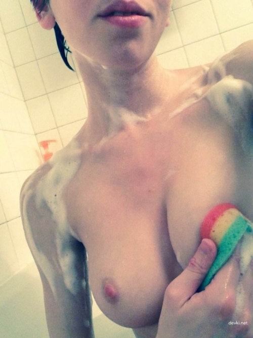 Explicit Nude Selfies: Private Girl's Erotic Bath Amateur Photo Collection