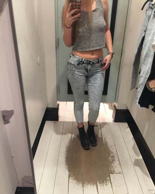 Seductive Selfies: Hot Babe Strips in Fitting Room - Amateur XXX Pics