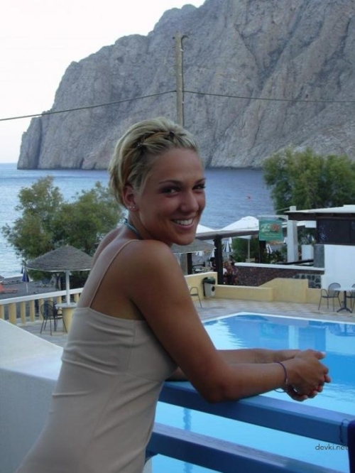 Explicit Topless Beach Babe - Amateur Nudes Photo Shoot