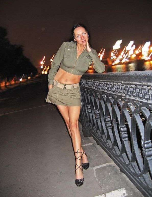 Wild Outdoor Strip: Mature Wife Goes Nude in Explicit Amateur Photoshoot