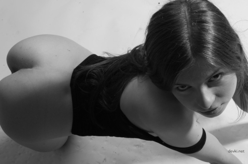 Steamy Amateur Photos: Seductive Long-Haired Beauty Bares It All - Erotic Nude Shots for Adults