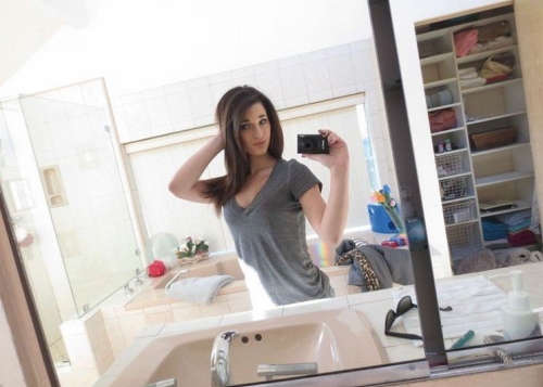 Explicit Amateur Selfies: Hot Girl's Sexy Poses & Cute Face - Uncensored Photos